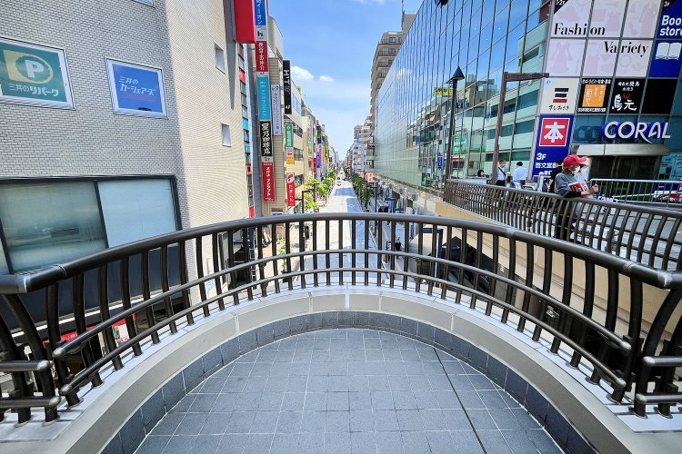 ここから南口の商店街を眺めるべし。