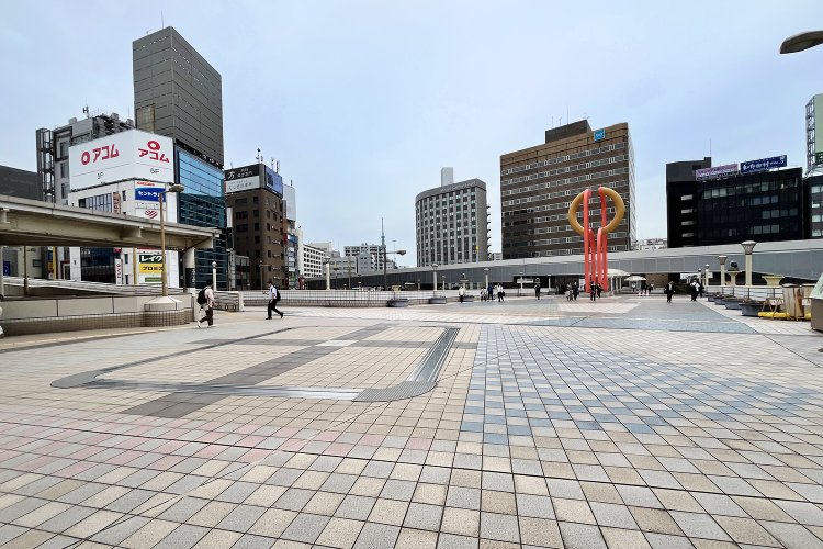 駅舎側から東方面を望む。奥にスカイツリーもちらり。