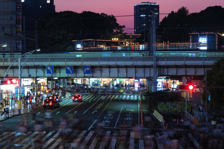 夕暮れ時、行き交う人々と電車をデッキから眺めるのもまたいとをかし。