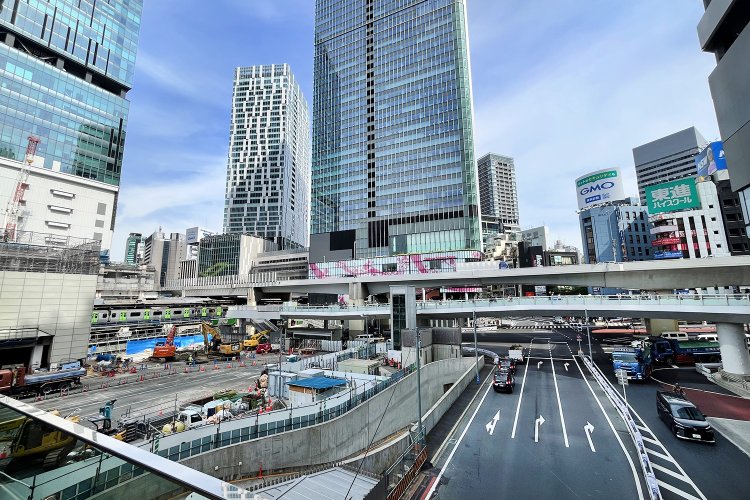 南側を見ると、神宮通り、渋谷西口歩道橋、そして奥には「渋谷サクラステージ」も。