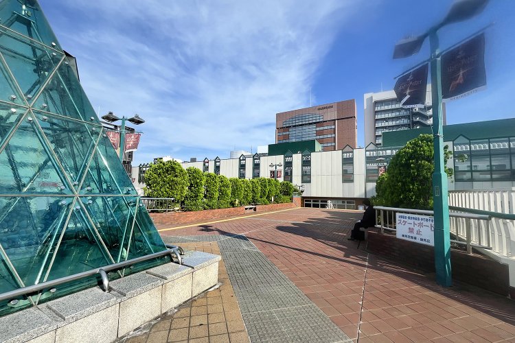 時計台の脇から見る練馬駅。