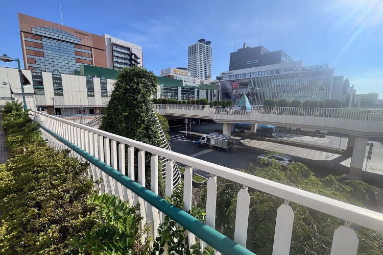 駅舎とデッキのデザインに統一感がある。