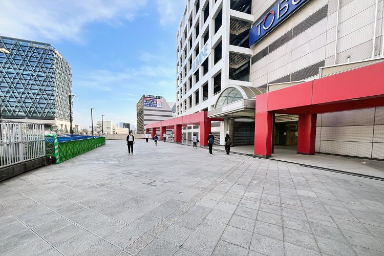 改札前から南方面を見る。左奥は「ダイヤゲート池袋」。