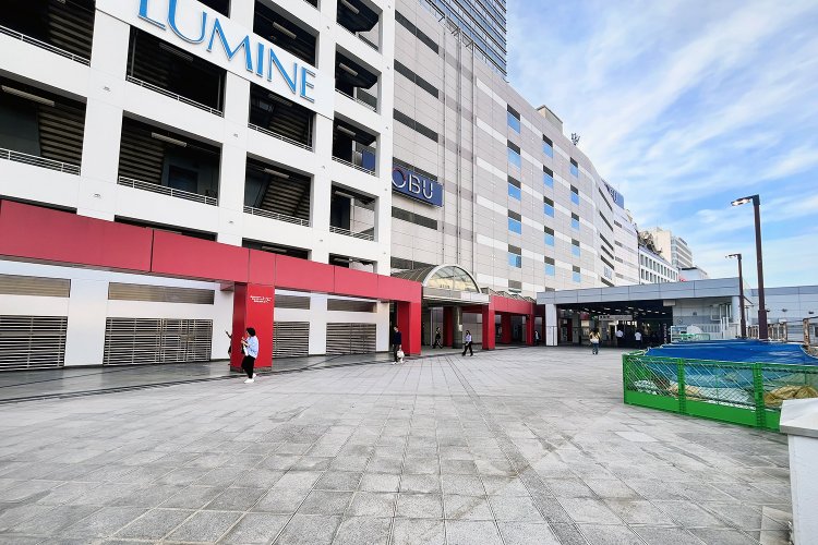 デッキの南側から改札方面を見るとこんな感じ。