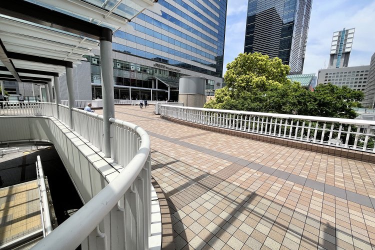 奥に見える円柱型のものはエレベーター。