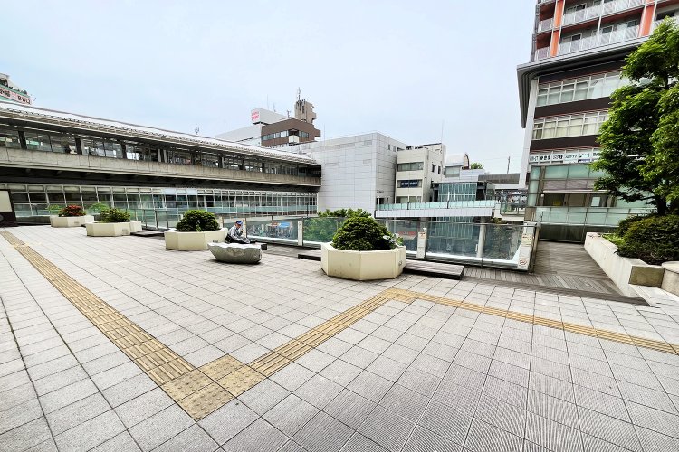 写真奥、駅とつながる通路に傾斜があるというつぎはぎ感。