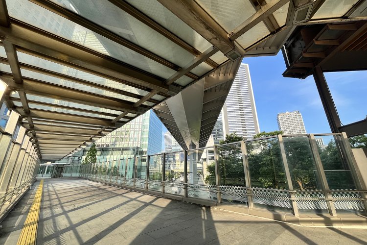 2層構造になっていて、左の2階通路はオフィスビルへ、前方の3階部分は竹芝駅方面へ向かう。