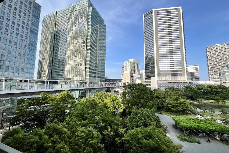 左から奥へ延びているのがポートデッキ。右が旧芝離宮恩賜庭園。