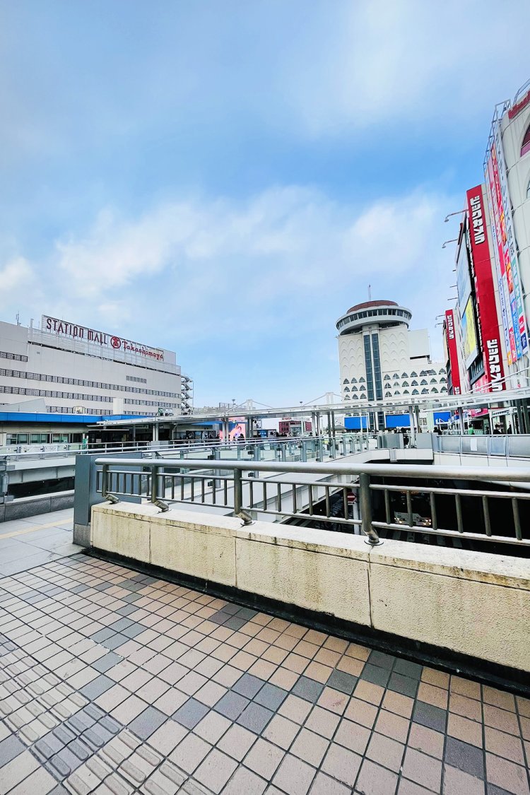 日本初のペデストリアンデッキとして知られる柏駅東口（2023年撮影）。『散歩の達人』2023年4月号で江口寿史先生に立ってもらったのがまさにここでした。