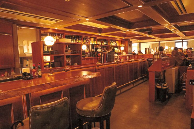 オーセンティックな雰囲気の店内。オールカウンター席だ。