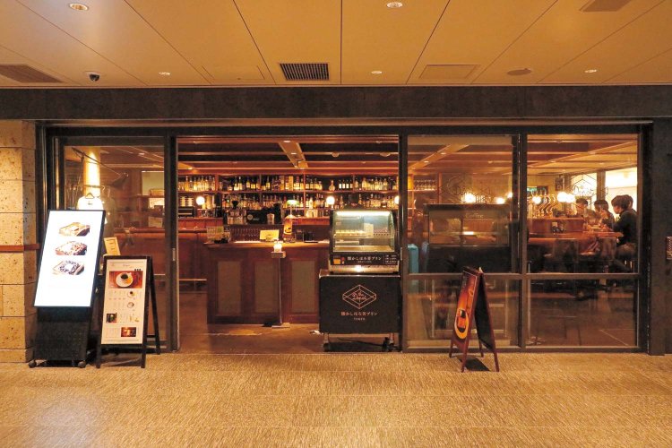 行き交う人々の風景を眺められるガラス張りの喫茶バー。