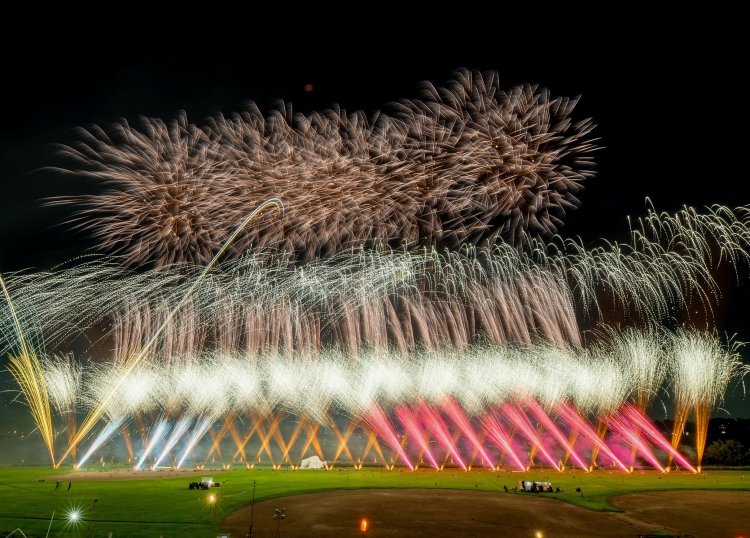 河川敷という開けた立地を生かした大規模な演出が見どころ。