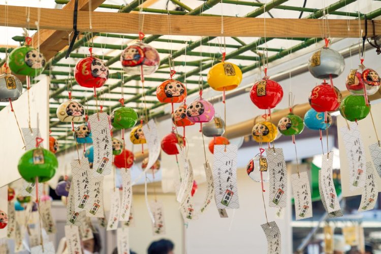 カラフルな色合いもかわいい、川崎大師オリジナルの「厄除だるま風鈴」。