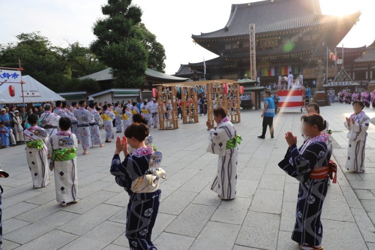 7月20日（日）の夕方には踊り練り込みを開催。最終的には大本堂前で大きな円に！