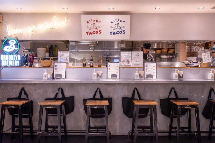 カウンターメインなので一人でも入りやすい。