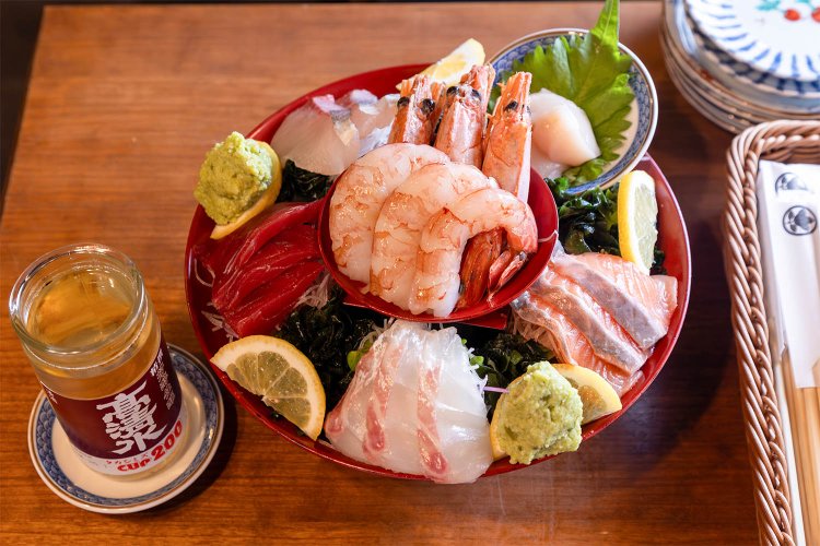 こぼれそうなボリュームに驚く、名物徳田盛り（魚）2480円。