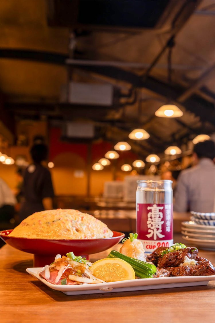 キャベツを玉子焼きで包んだ京橋玉子焼き540円、鯛の骨酒530円。