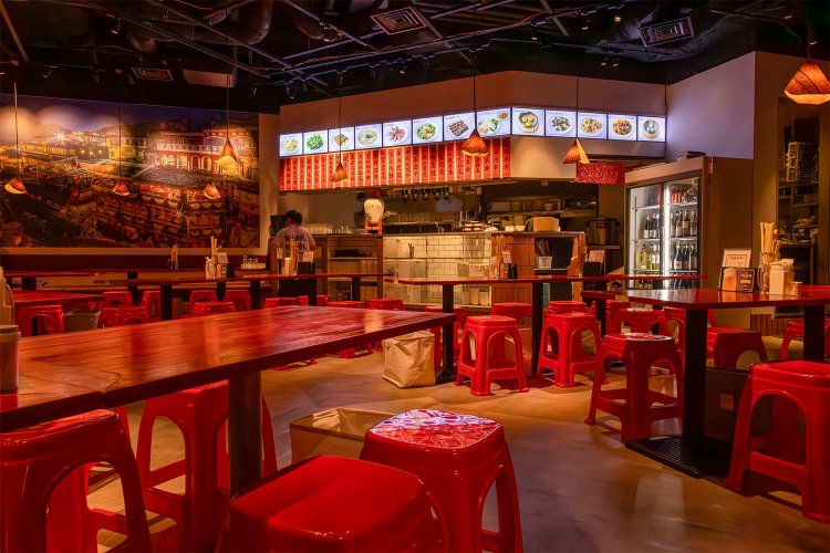 赤いイスやランタン風のランプなど屋台をイメージ。