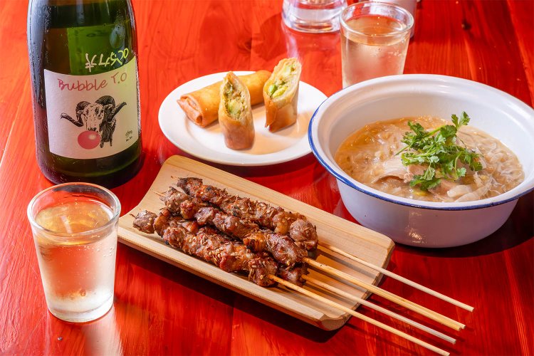 ラム串焼き5本1200円、味坊のワインプレート1000円、発酵白菜と豚肉のうま煮1100円、アボカド海鮮春巻850円。