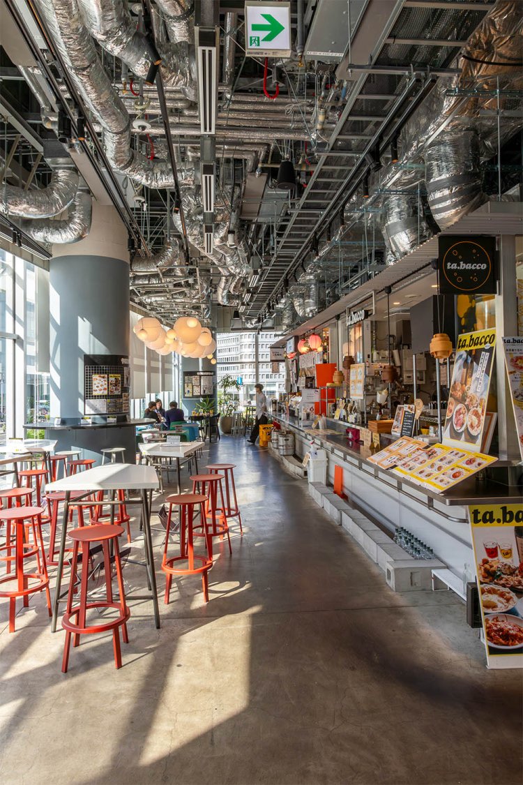 開放的な店内。窓からは東京駅がすぐそこに。