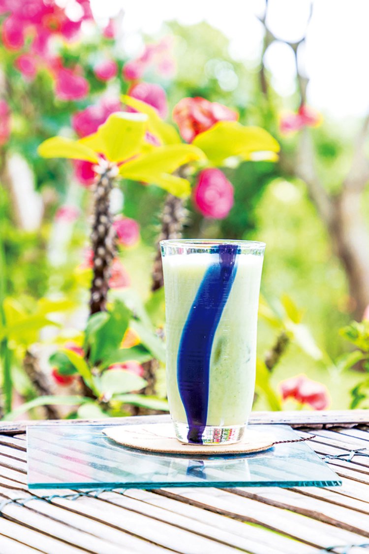 一杯で1日寿命が延びる!? 長命草スムージーが出ることも。