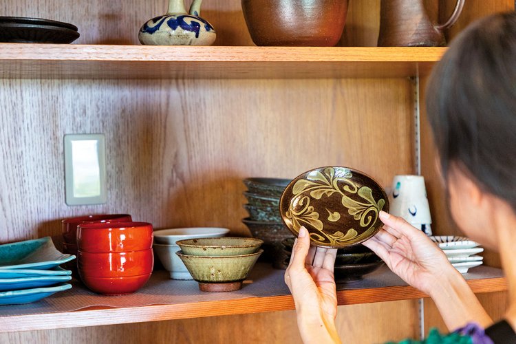 自炊可能な別邸（上写真も）には地元陶芸家の器も。