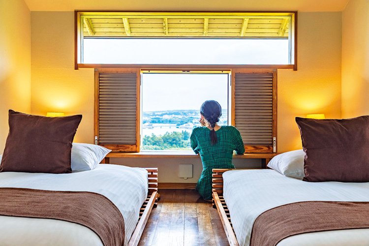 本館は水回りが共用。肘掛け窓から夕焼けや月を眺め、朝は高窓から差す光で目を覚ます。