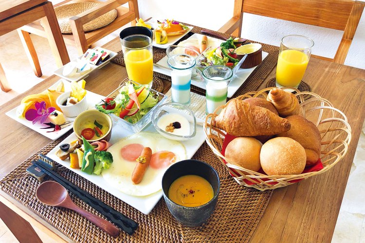 本館の朝食は焼きたてパンが評判の洋食または和食を提供。