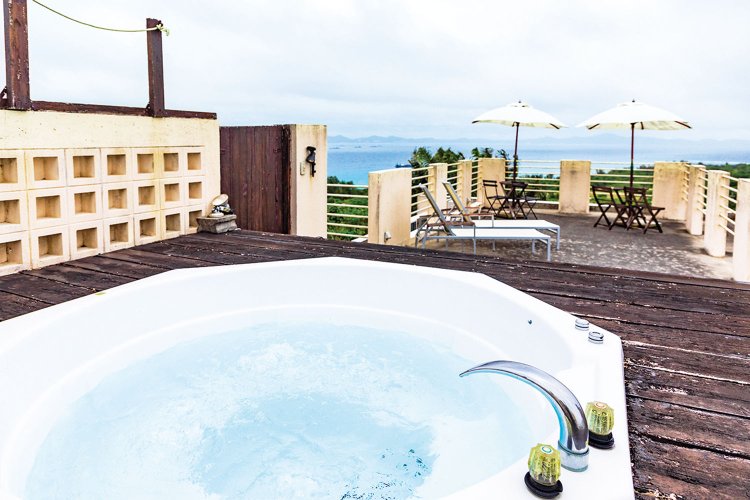 屋上のジェットバスは利用時間を予約すれば、湯を張ってスタンバイしてくれる。