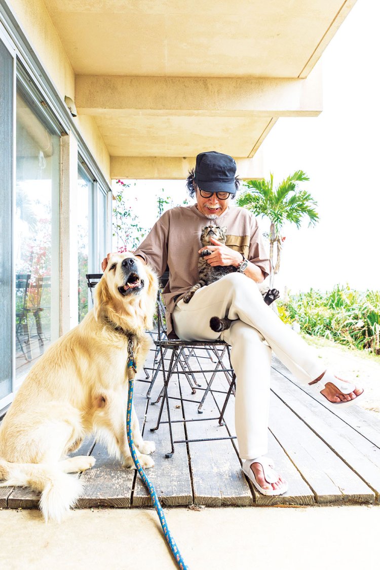猫・寅次郎君と看板犬のインディ君にやさしいまなざしを向けるナベさん。「犬猫好きの方が自然と集まってきます」。