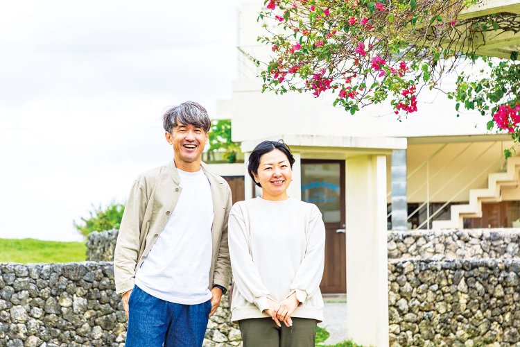 「開業当初1歳だった息子を知る常連さんもいるんですよ」と、宿主の江本祐介さん・文子さん夫妻。「大人のひとり旅もファミリーも歓迎です♪」。