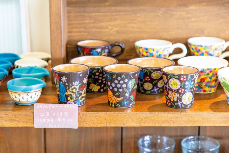 ショップには朝食でも使われている『双子堂』のやちむんや『彩砂（るり）』の琉球ガラスなど、人気工房の作品が並ぶ。一点もののお土産をお買い逃しなく。