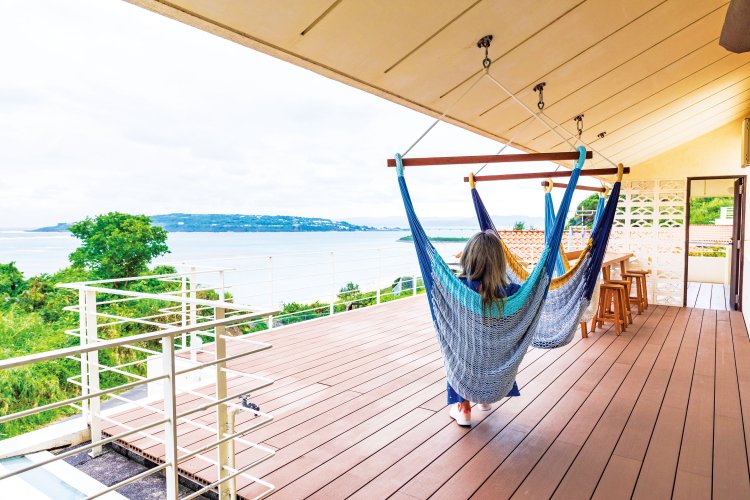 デッキテラスでゆ～らゆら。オーシャンビューがいつもそばに。今後はパーラーもオープンするかも？