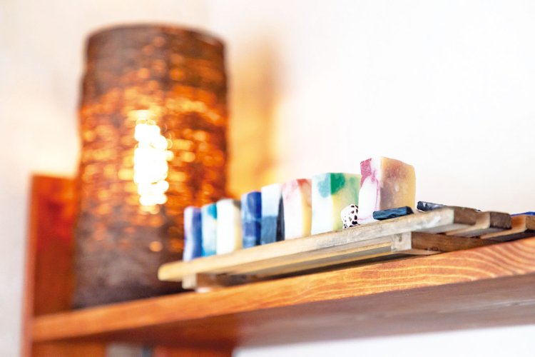 アーユルヴェーダのトリートメント、ヨガ、石鹸の手作り体験も。沖縄素材を使った夫・ガクさん特製の石鹸はお土産にぴったりだ。