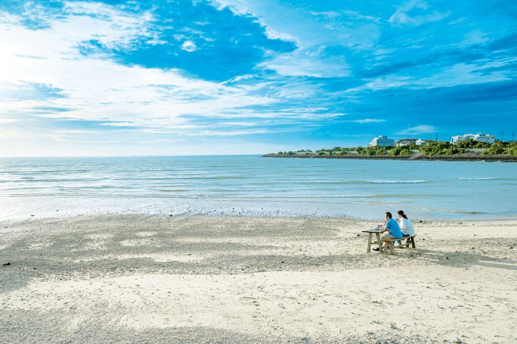 無人島近海でのSUPやカヤックのほか、海辺のディナープランも人気。