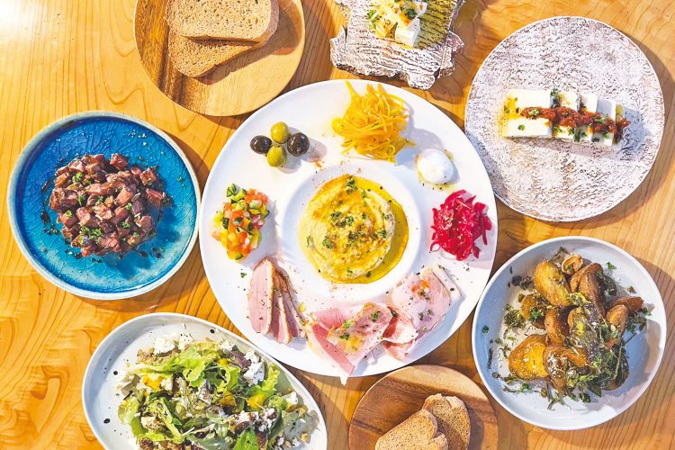 カフェとサウナは宿泊客以外も利用でき、カフェではひよこ豆のペースト「フムス」や、シェフの佐藤雄治さんが選んだ珍しいお酒などを提供。