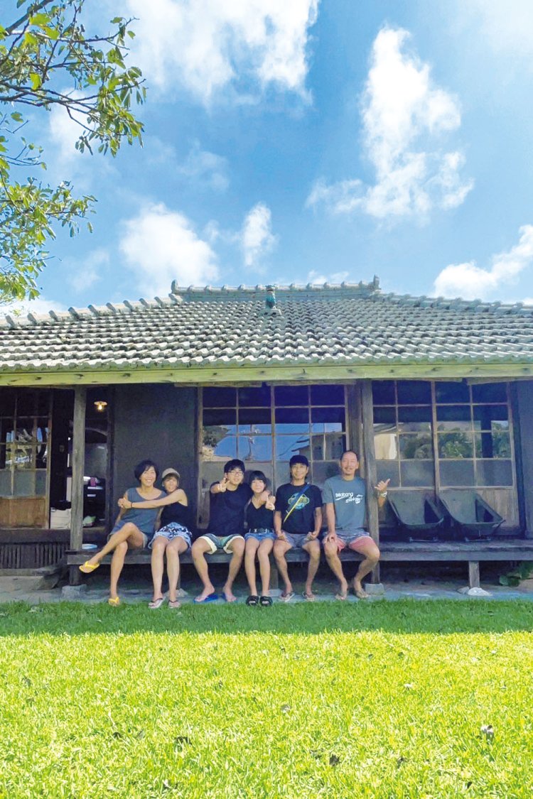 ウッドデッキや屋根付きバーベキュースペースもあり。