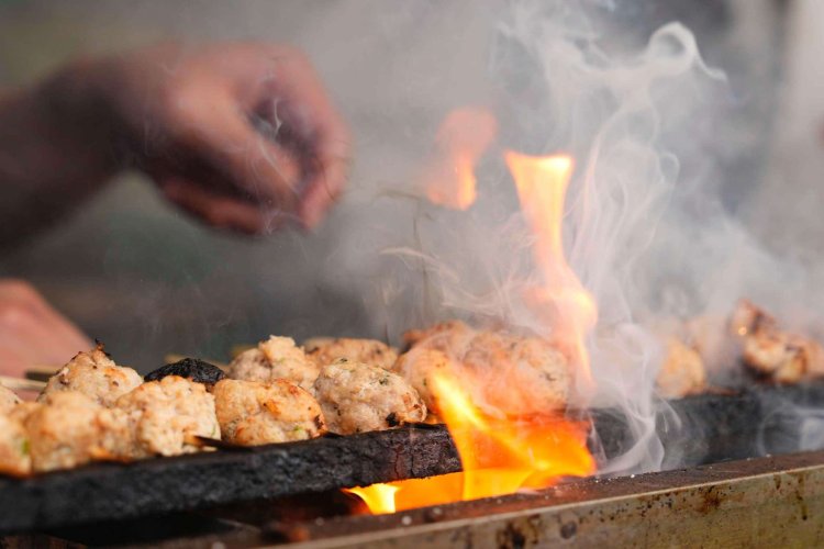 焼き鳥をはじめ、フードも登場（写真は2024年の様子）。