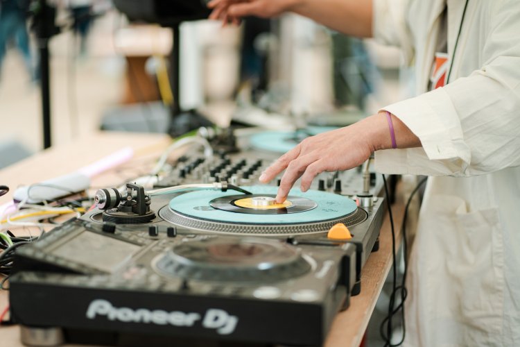 DJも登場し会場を盛り上げる（写真は2024年の様子）。