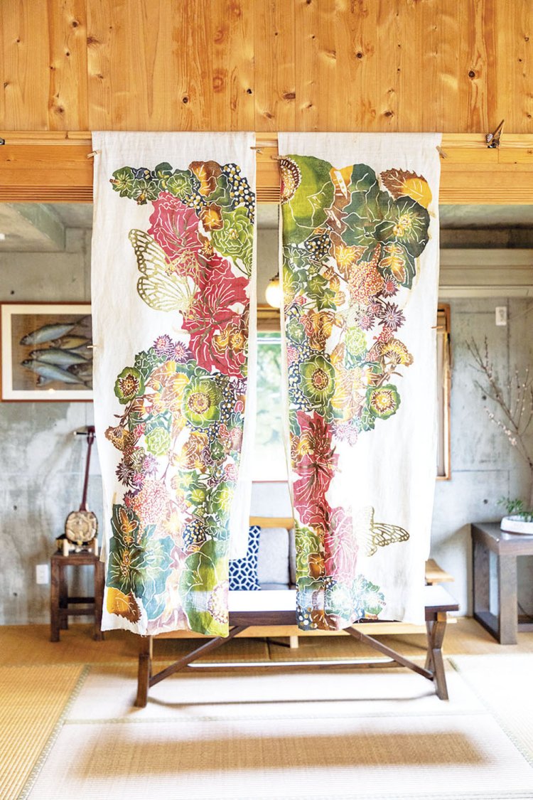 1階のレンタルスペースでは、朝に無料提供するコーヒーとフルーツを味わえる。