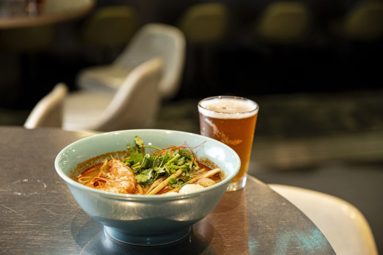トムヤムヌードル1150円にシーズナルのクラフトビール700円～をあわせて。