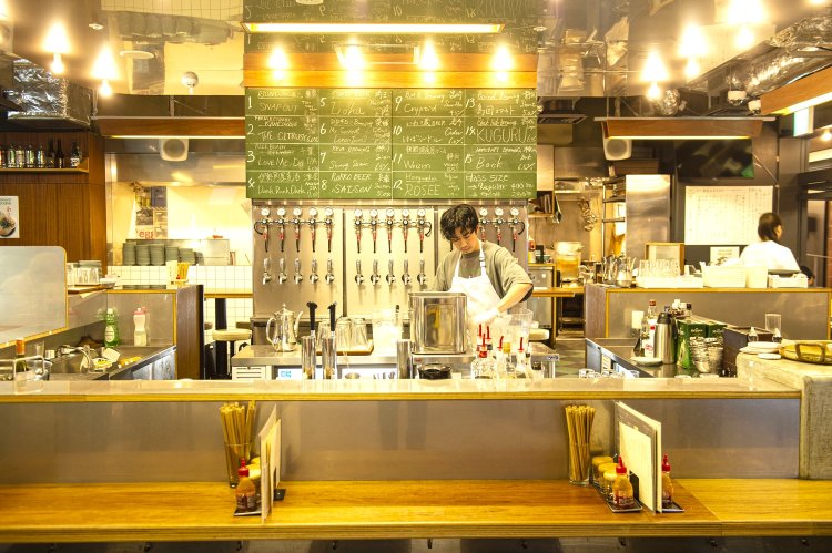 クラフトビールのラインアップは黒板をチェック！ つい、読み込んでしまう。