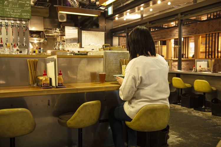 ビールタップを囲むカウンター席は、ほどよい“おこもり感”があり、ほっとする。