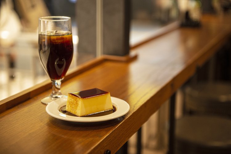 プリンと自社焙煎豆で淹（い）れるアイスコーヒー600円～でつかの間の休憩を。