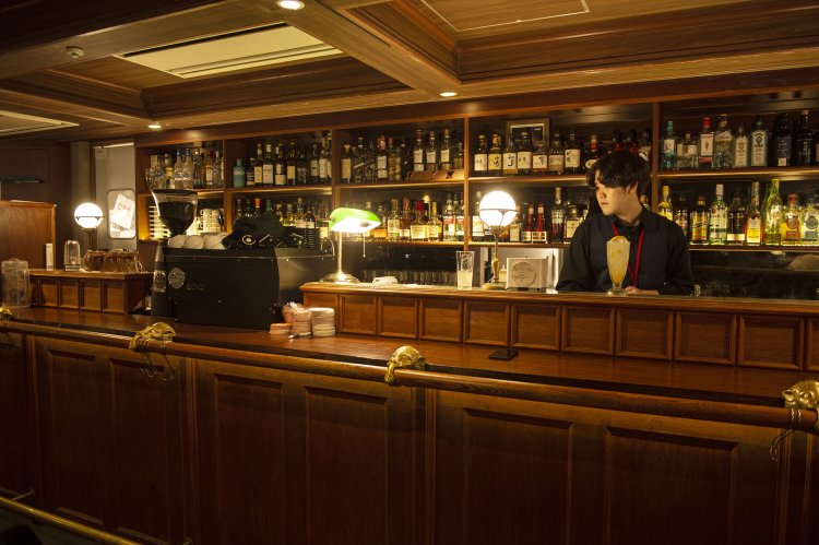 酒ビンがずらりと並ぶ光景は、オーセンティックなバーの雰囲気。