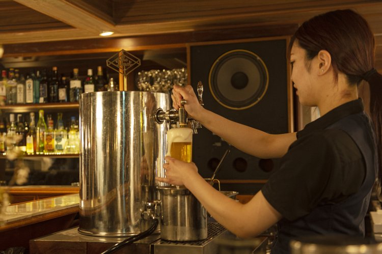 日本独自のビールタップ「スイングカラン」で注ぐビールはのど越しやわらか。