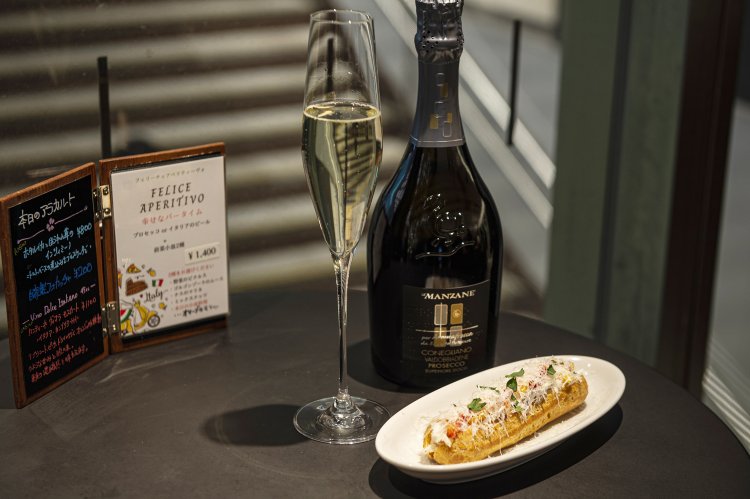 鶏ムネ肉とパプリカが入るパニーノ「ぺぺローネ」660円に、スパークリングの「プロセッコ」1000円をあわせて。