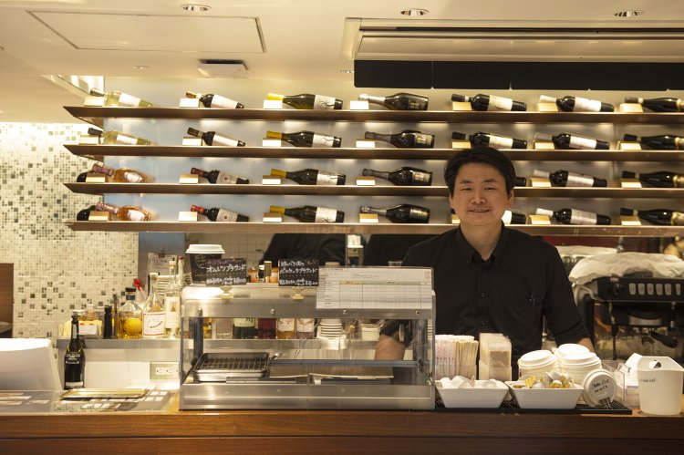 オーダーはレジカウンターから。味を詳しく知りたいときもスタッフが丁寧に教えてくれる。