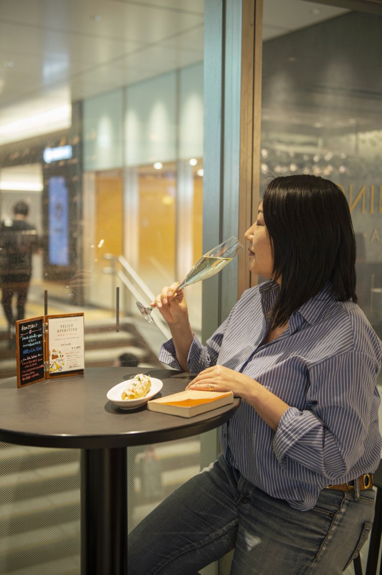 テーブル席の横はガラス張りのため、常に人の動きや、駅構内の様子が眺められる。