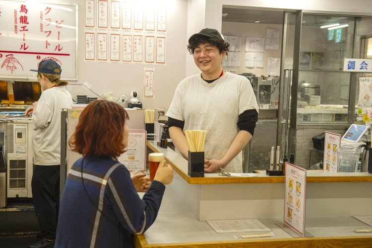 カウンター越しにスタッフとの会話も弾む。